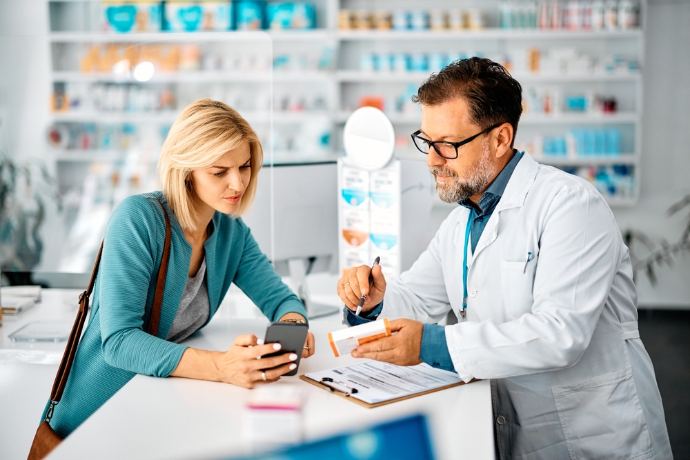 Un pharmacien conseille son patient pour comprendre l'ordonnance et délivrer les bons CNO