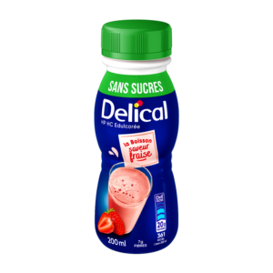 Une bouteille de complément nutritionnel oral Delical, boisson lactée sans sucres saveur fraise, contenant 20g de protéines et 361 kcal / pour 200ml
