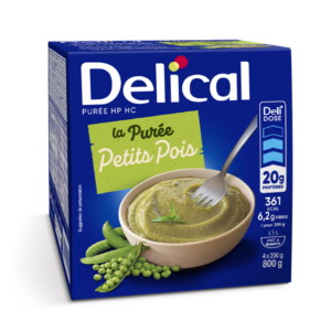Pack de 4 portions Delical Purée HP HC petits pois. Emballage bleu avec visuel d'une purée de petits pois servie dans un bol, accompagnée de gousses et de petits pois frais, avec indication de 20 g de protéines, 361 kcal, 6,2 g de fibres pour 200 g et format 4 x 200 g.