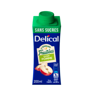 Brique de Delical Les Saveurs Fruitées saveur pomme sans sucres 200 ml. Boisson glucido-protidique avec édulcorants, emballage bleu et vert avec bouchon vert, visuel d'un verre de boisson fruitée accompagné de pommes rouges, avec indication de 8 g de protéines, 10 g de fibres et 260 kcal pour 200 ml.