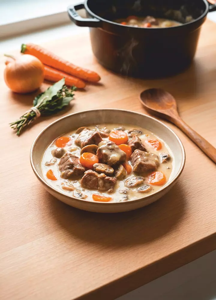 Blanquette de veau enrichie en protéines et en calories servie en assiette individuelle.