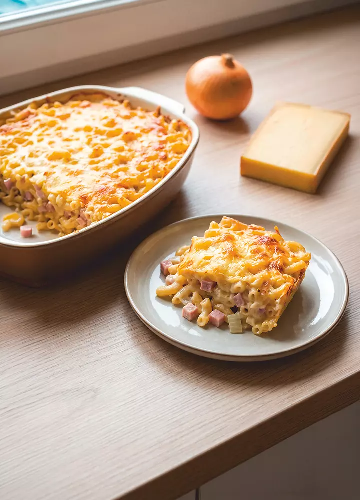 Gratin de macaroni enrichi en protéines servi en portion individuelle.