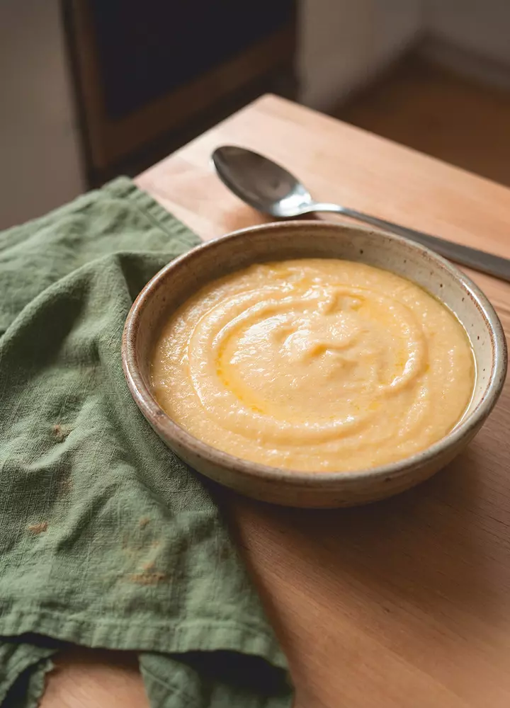 Polenta crémeuse enrichie en protéines et en calories servie en assiette individuelle.