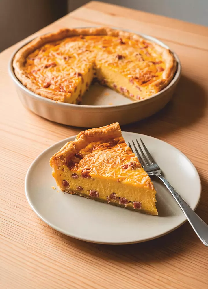 Quiche enrichie en protéines et en calories présentée en part individuelle.