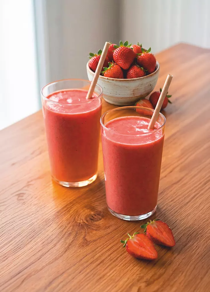 Smoothie à la fraise enrichi en protéines et en calories servi en verre individuel.