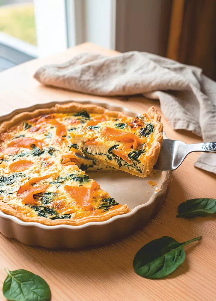 Tarte au saumon et aux épinards enrichie en protéines et en calories.