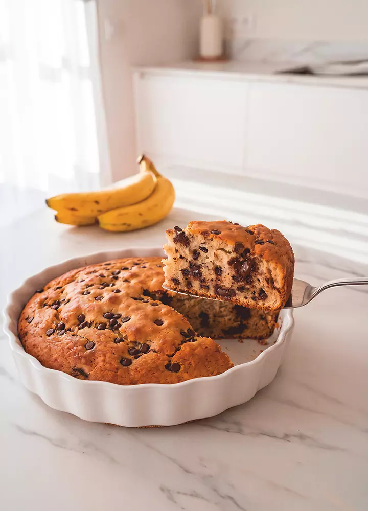 Banana bread aux pépites de chocolat enrichi en protéines.